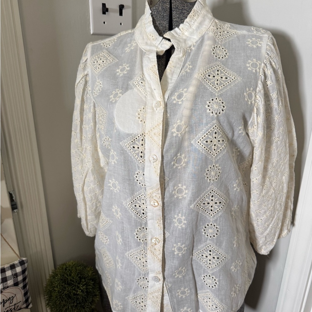 Women’s Solitaire Cream Eyelet Blouse size Medium NWT